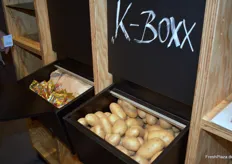 Die "K-"Boxx von der p2raumdesign GmbH lassen sich mehrere Kartoffelsorten lose präsentieren. 40 bis 50 kg Kartoffeln können dabei eingeschüttet werden. 